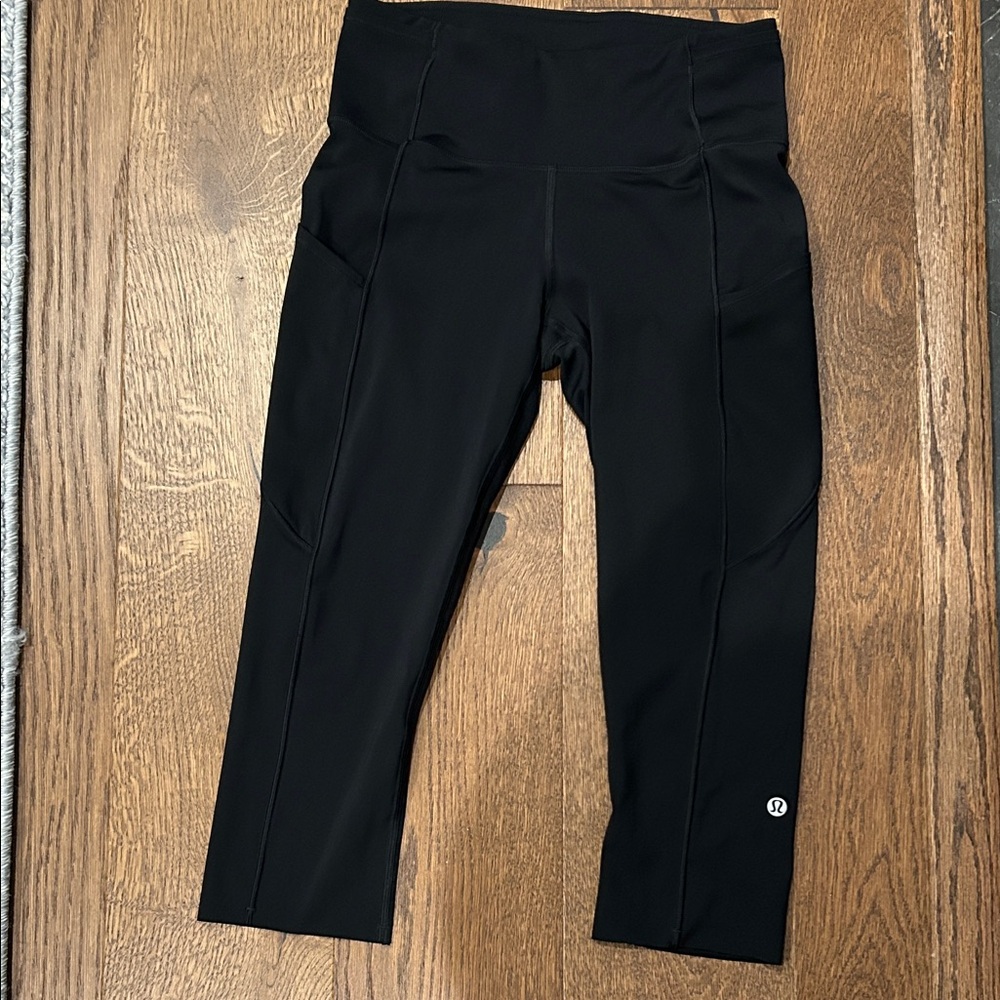 Lululemon Fast and Free High-Rise Crop 19"
7 Pocket black leggings size 6 new